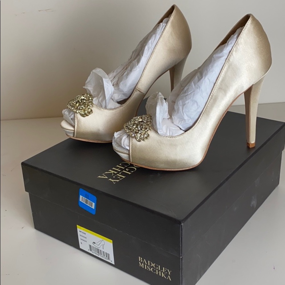 Badgley Mischka Goodie size 6